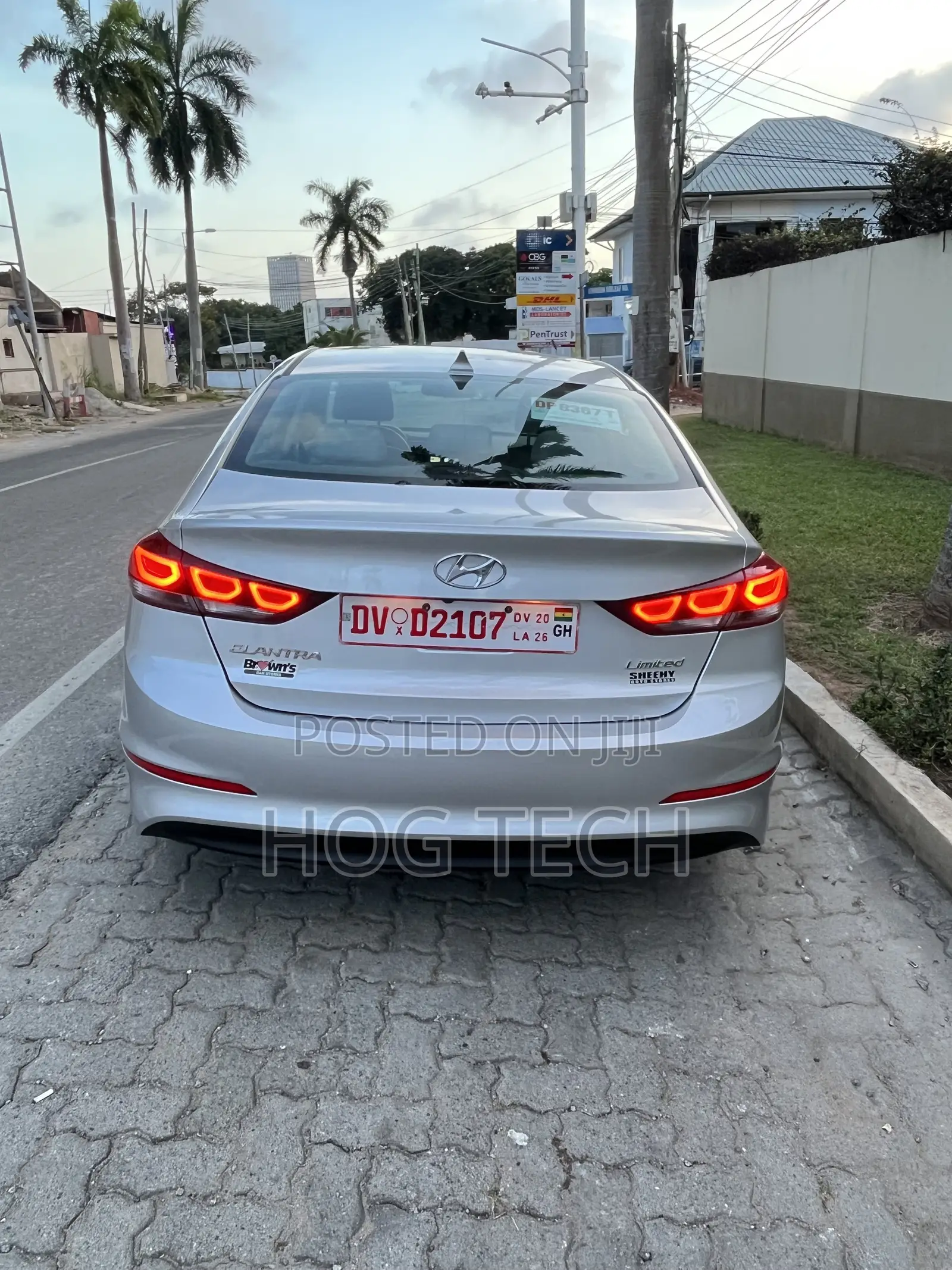 Hyundai Elantra Limited Sedan FWD (2.0L 4cyl 6A) 2017 Silver