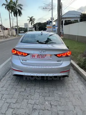 Hyundai Elantra Limited Sedan FWD (2.0L 4cyl 6A) 2017 Silver