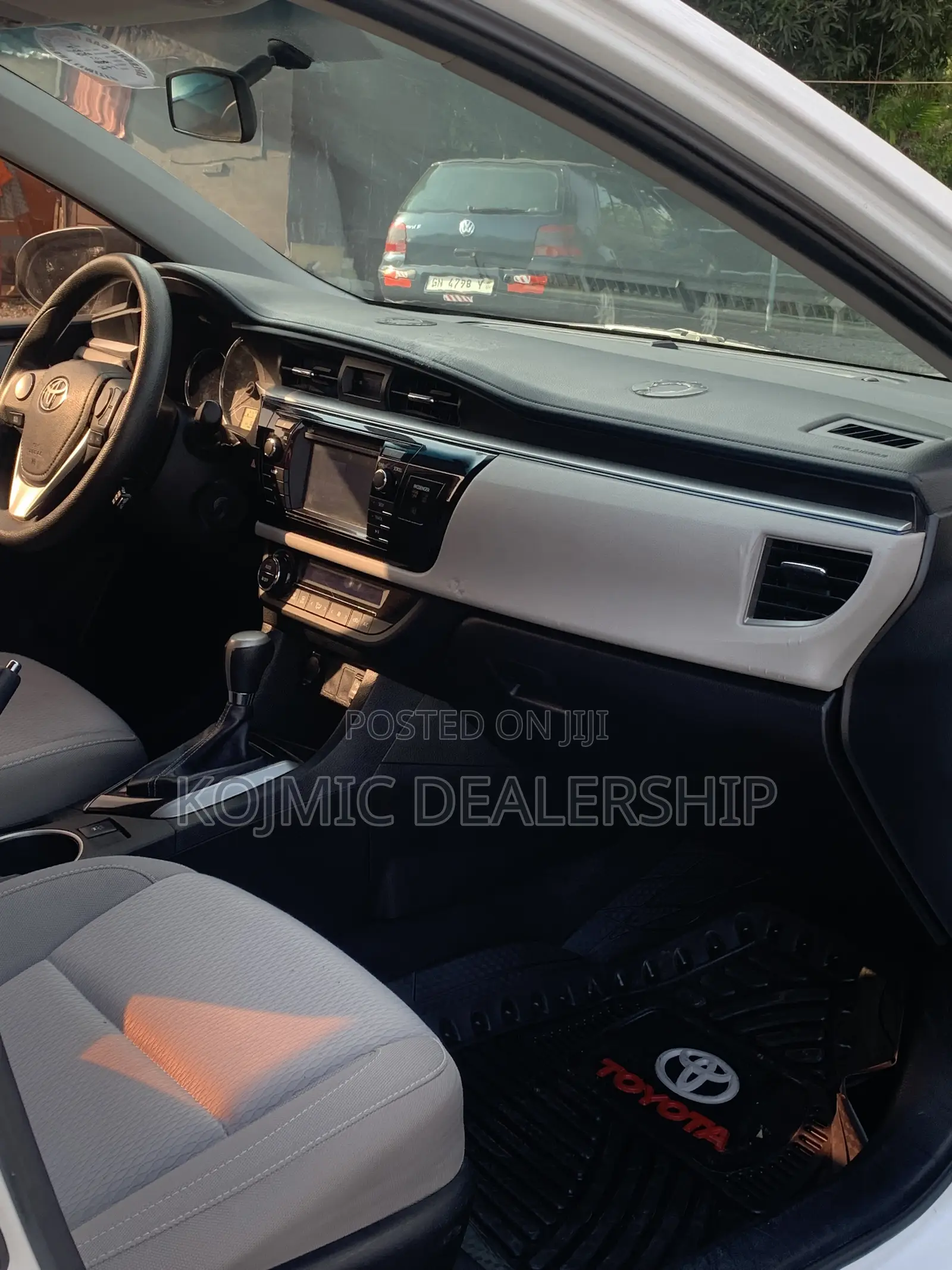Toyota Corolla LE 4dr Sedan (1.8L 4cyl CVT) 2016 White