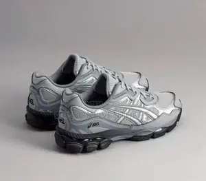 Asics Sneakers
