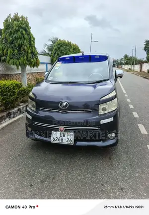 Toyota Voxy 2013 Silver