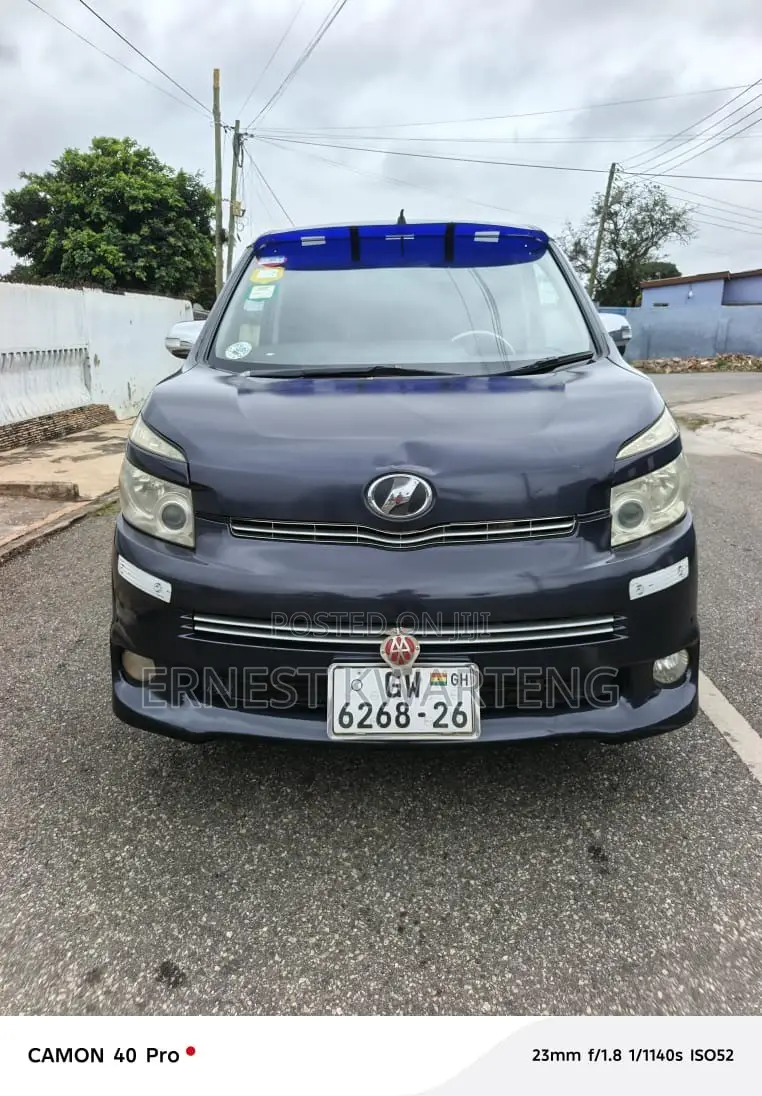 Toyota Voxy 2013 Silver