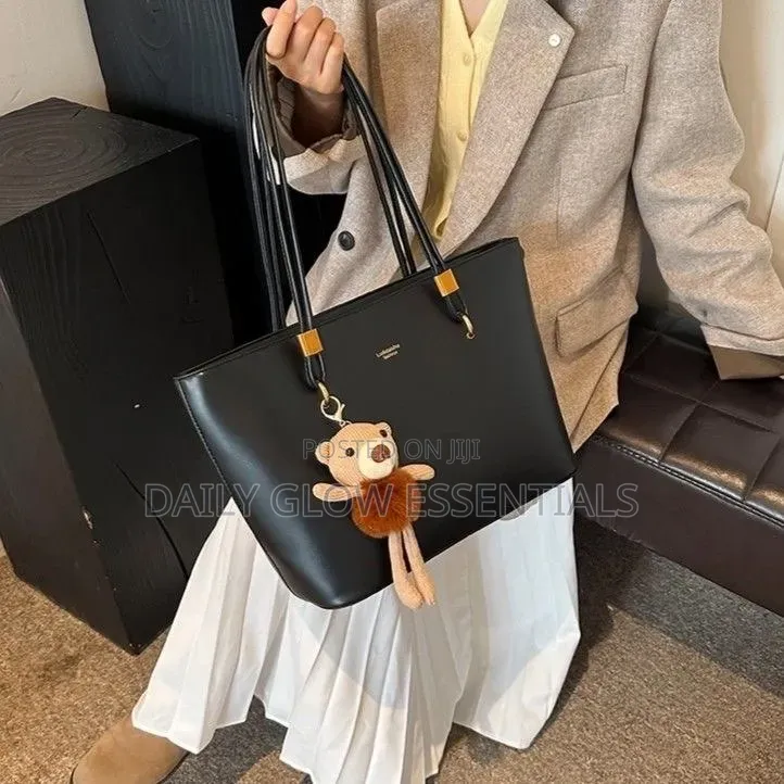 Women’s Black Tote Handbag With Teddy Bear Charm – Stylish & Spacious