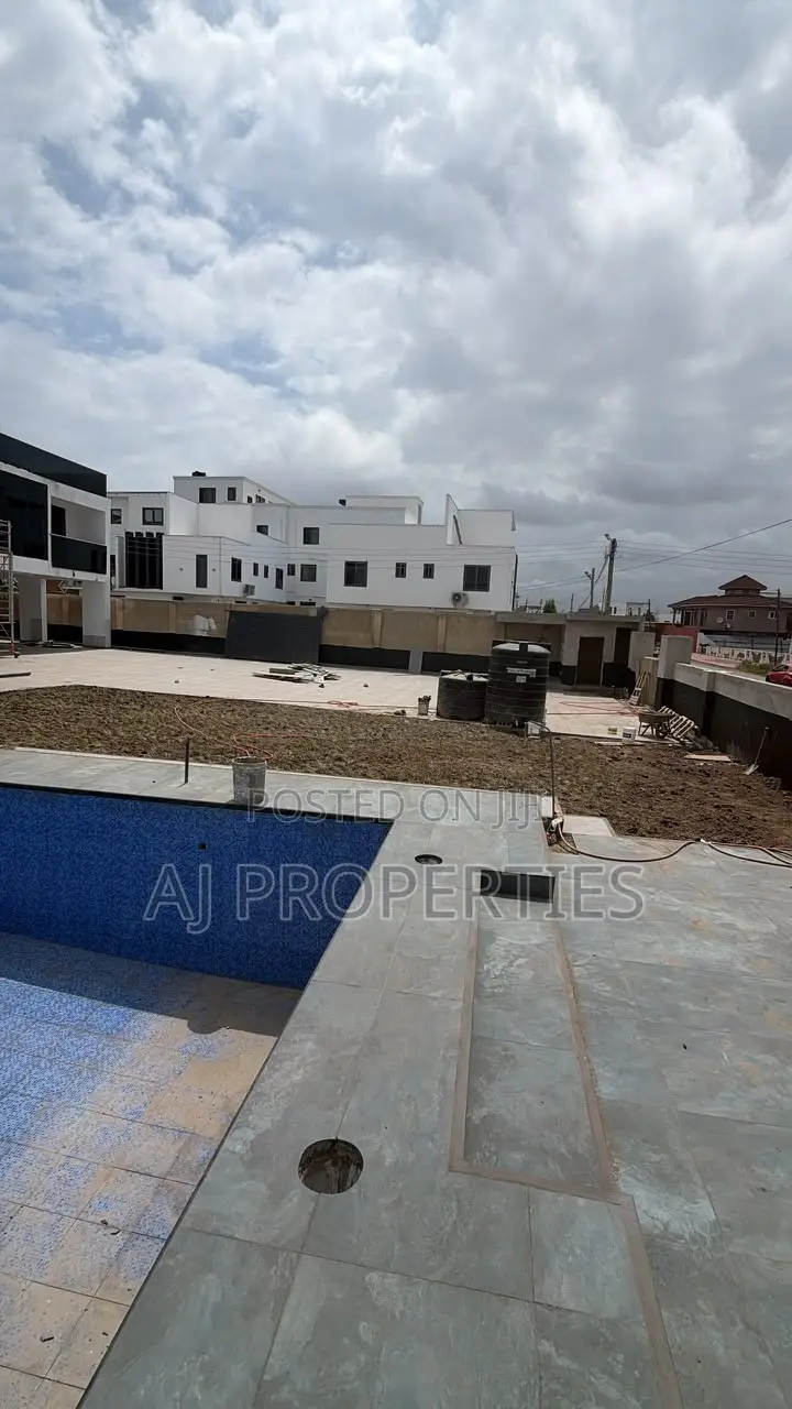 8bdrm House in East Legon for sale