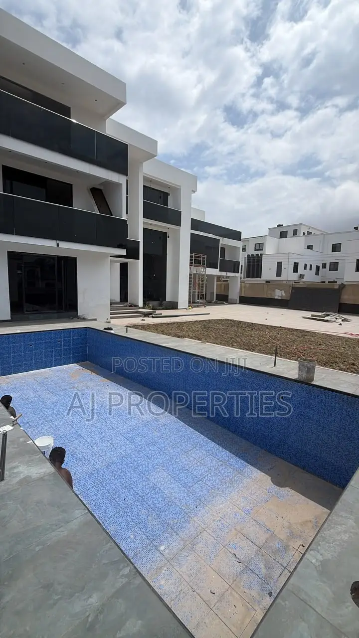 8bdrm House in East Legon for sale