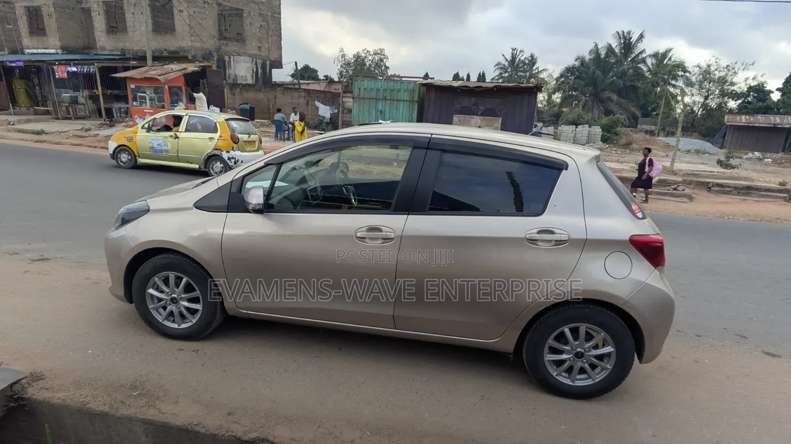 Toyota Vitz 1.3 AWD 5dr 2015 Gold