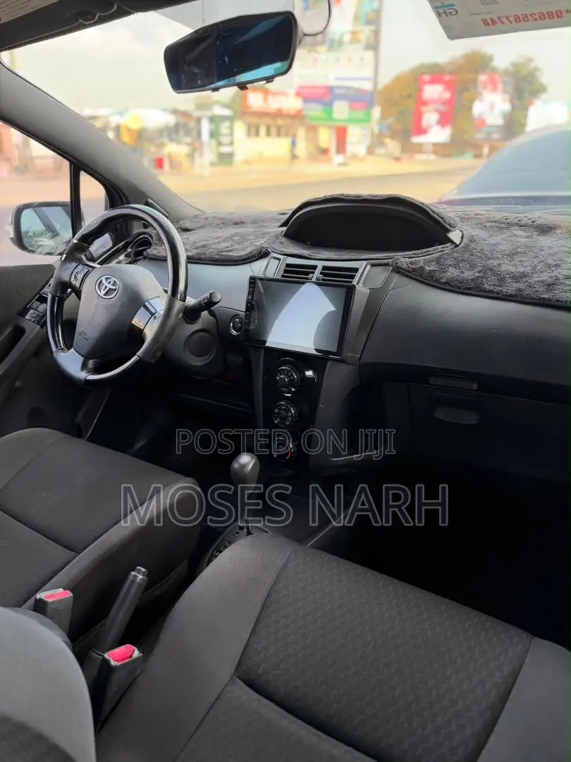 Toyota Yaris Base Hatchback 3dr 2011 Gray