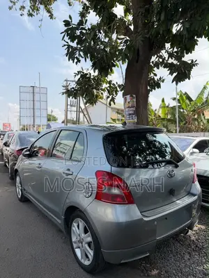 Toyota Yaris Base Hatchback 3dr 2011 Gray