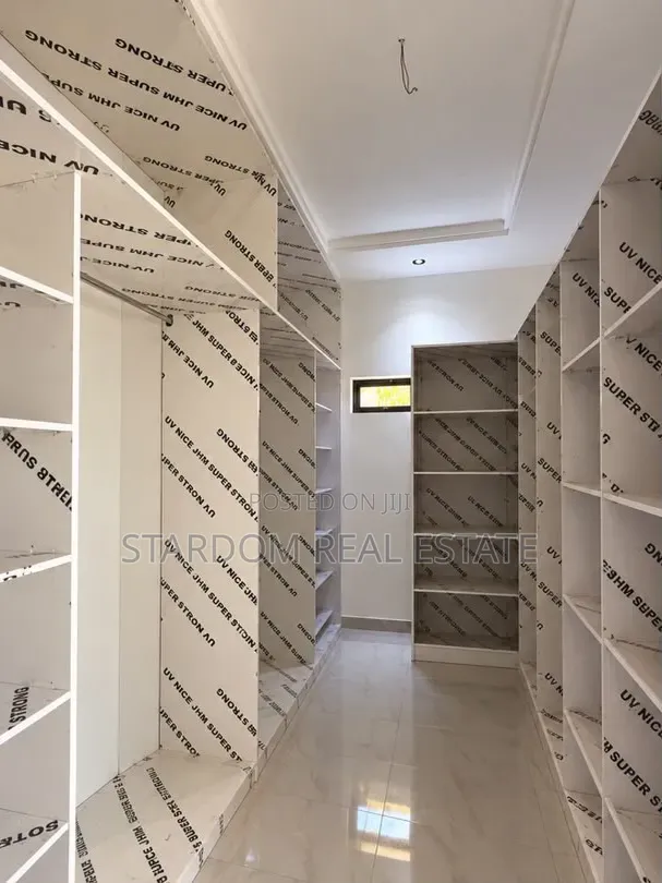 4bdrm Duplex in Adenta Amponah, Barrier for sale