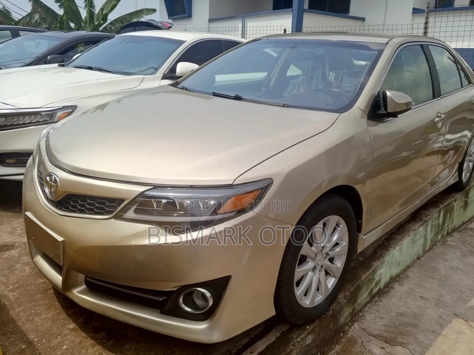 Toyota Camry SE 4dr Sedan (2.5L 4cyl 6A) 2014 Gold