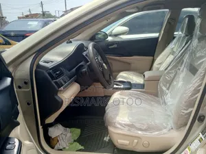 Toyota Camry SE 4dr Sedan (2.5L 4cyl 6A) 2014 Gold