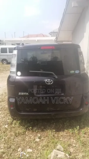 Toyota Sienta 2015 Purple