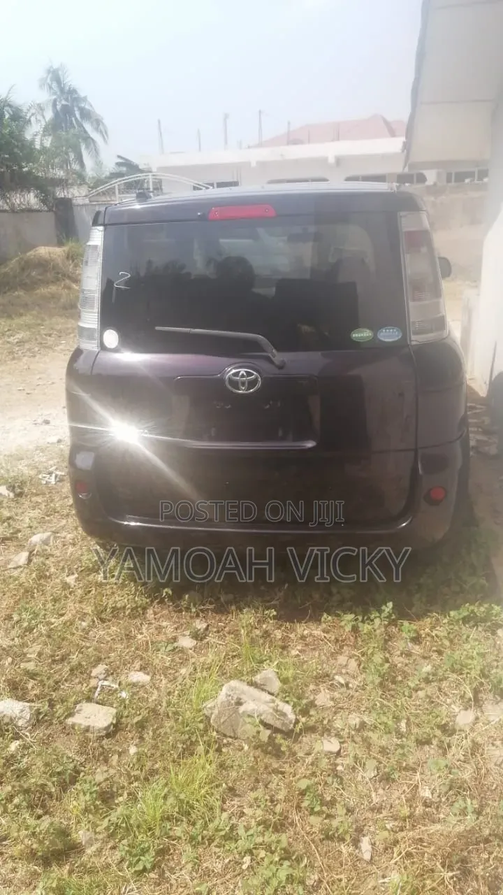 Toyota Sienta 2015 Purple