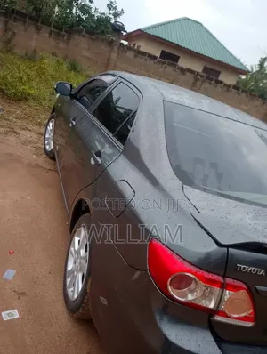 Toyota Corolla L 4dr Sedan (1.8L 4cyl 5M) 2013 Gray