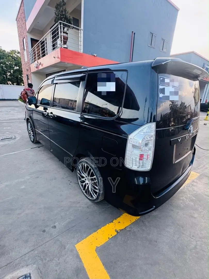Toyota Voxy ZS Kirameki III 4WD 8-Seater 2012 Black