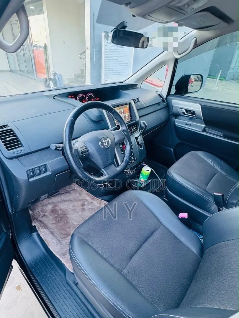 Toyota Voxy ZS Kirameki III 4WD 8-Seater 2012 Black
