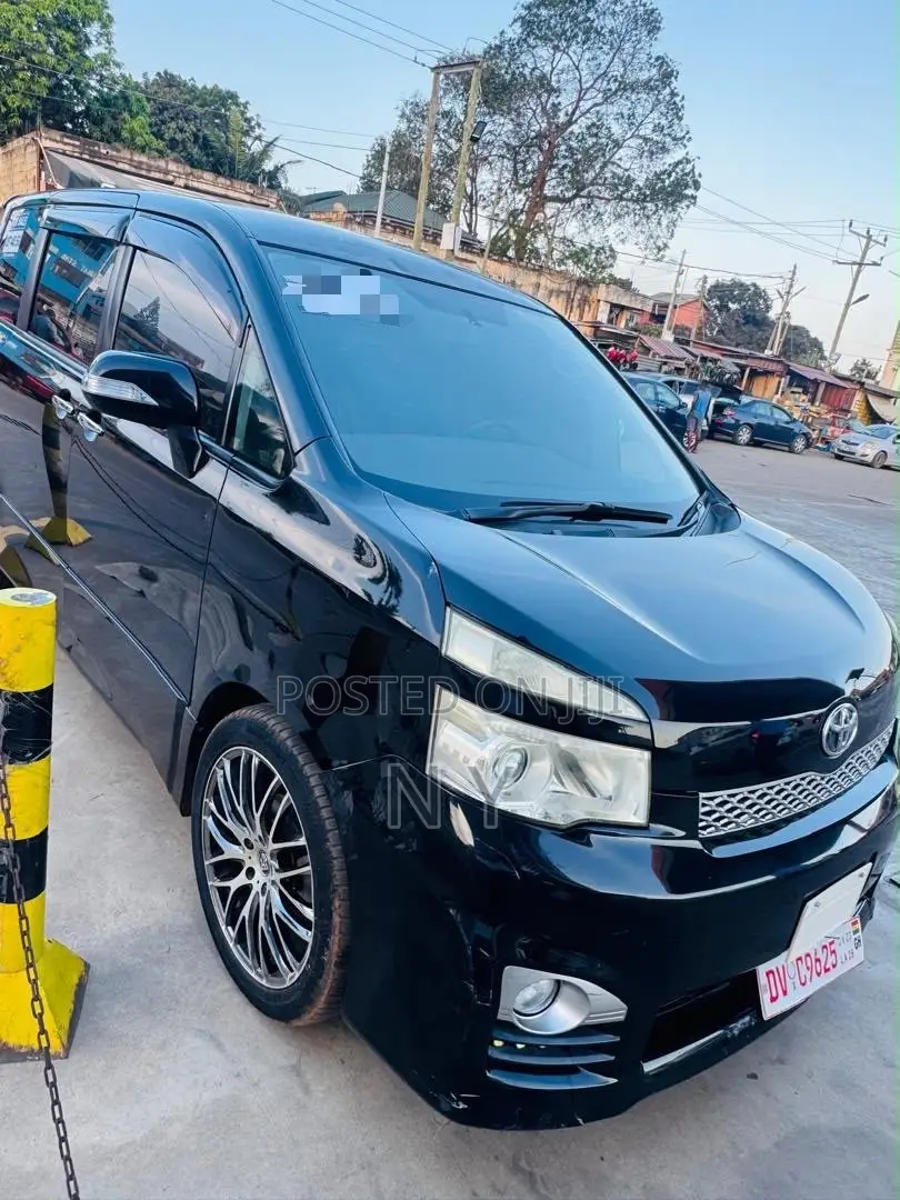 Toyota Voxy ZS Kirameki III 4WD 8-Seater 2012 Black