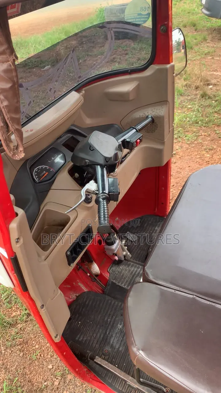 Bajaj RE 2025 Red