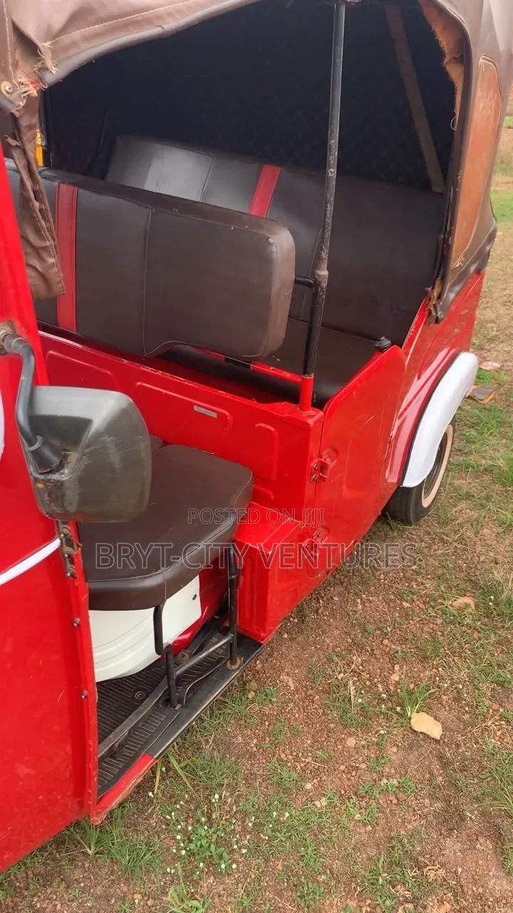 Bajaj RE 2025 Red