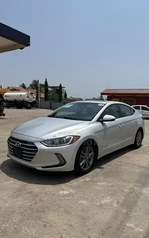 Hyundai Elantra SE Sedan FWD (2.0L 4cyl 6M) 2017 Silver
