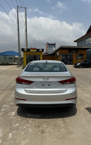 Hyundai Elantra SE Sedan FWD (2.0L 4cyl 6M) 2017 Silver
