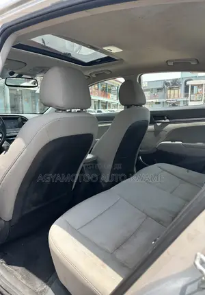 Hyundai Elantra SE Sedan FWD (2.0L 4cyl 6M) 2017 Silver