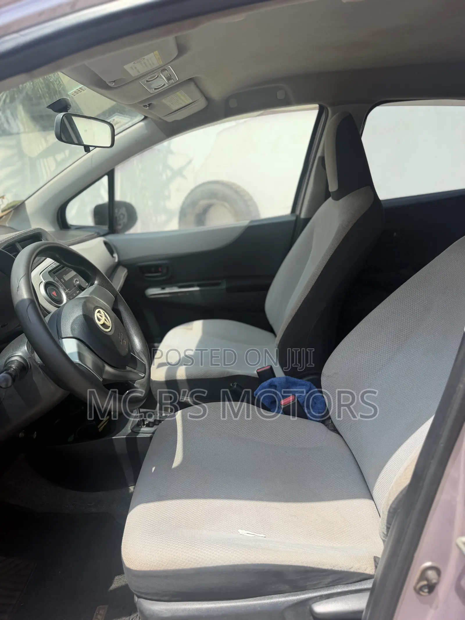 Toyota Vitz 2012 Silver