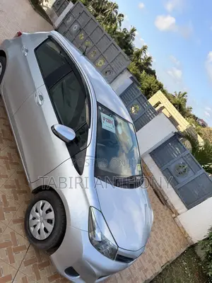 Toyota Vitz 2014 Silver