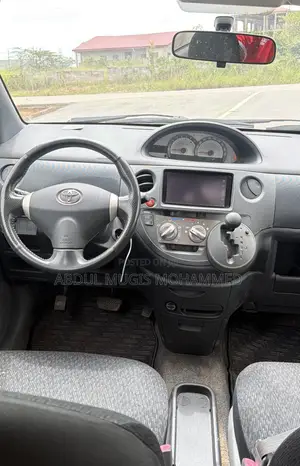 Toyota Sienta 1.5 AWD 2013 Burgundy
