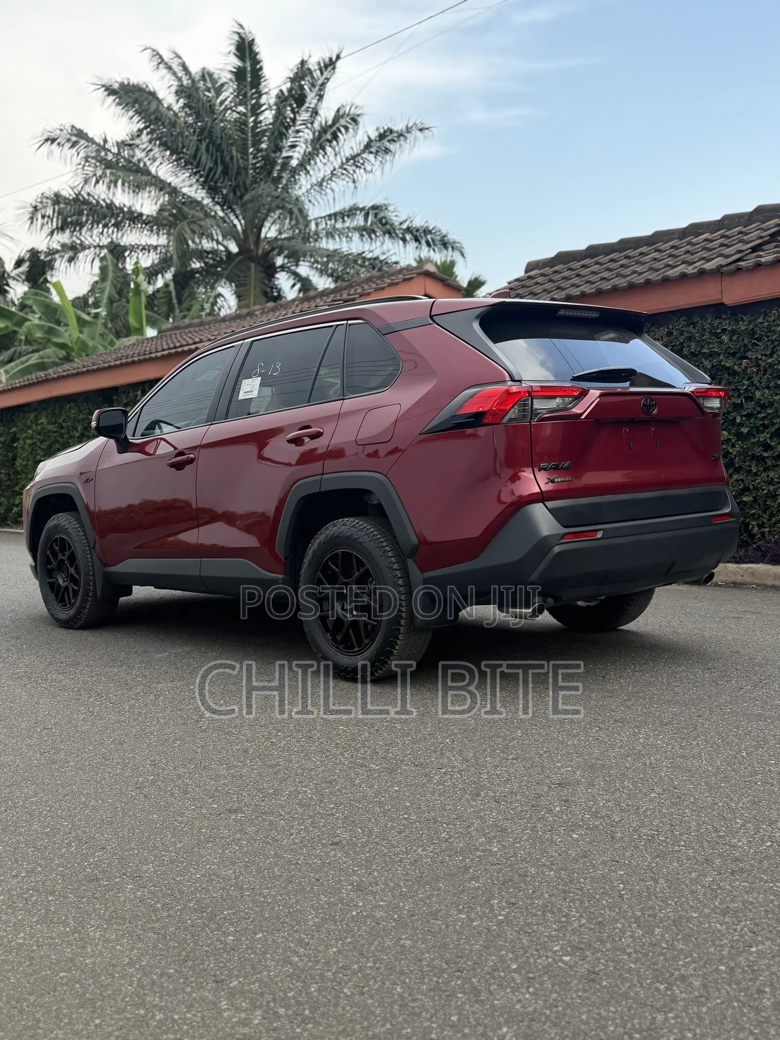 Toyota RAV4 XLE Premium 2025 Red