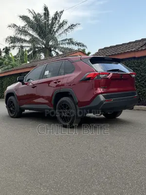 Toyota RAV4 XLE Premium 2025 Red