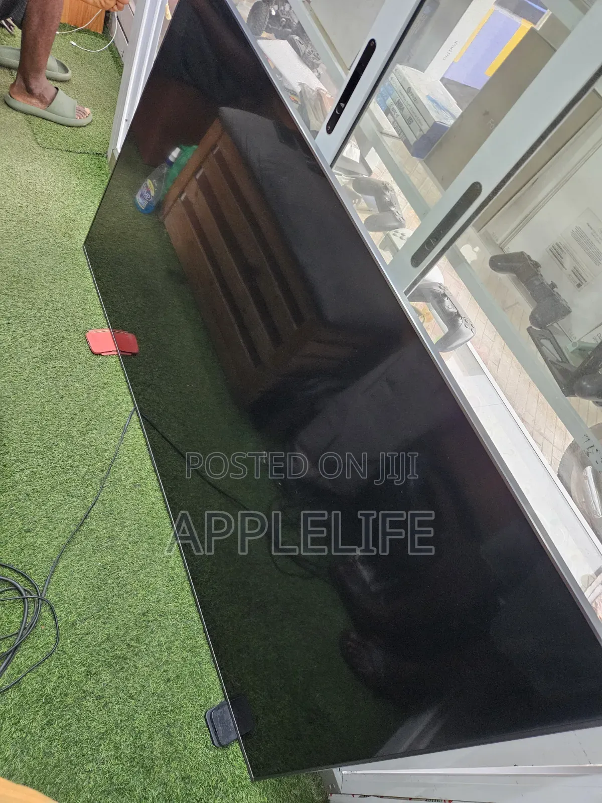 75inch Samsung Smart UHD TV With Small Line on the Screen
