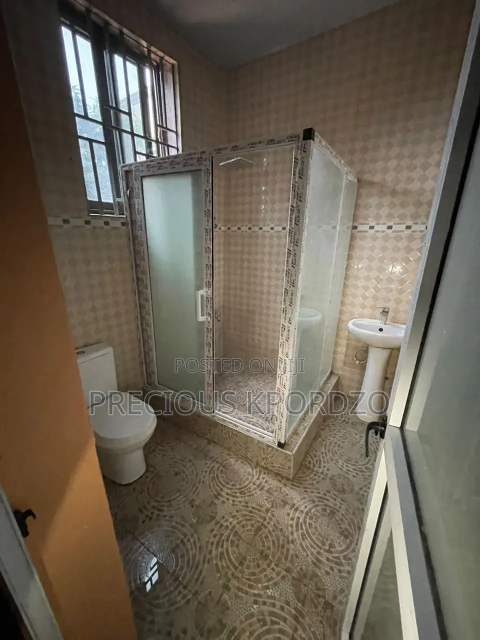 1bdrm Room & Parlour in Adenta Forster Home for rent
