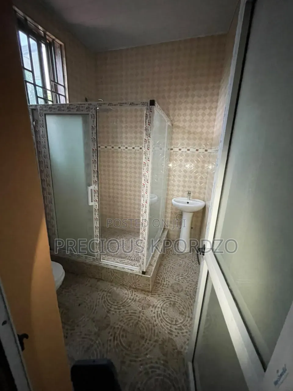 1bdrm Room & Parlour in Adenta Forster Home for rent