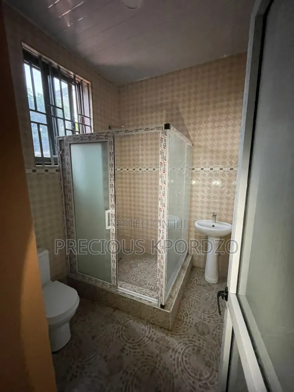 1bdrm Room & Parlour in Adenta Forster Home for rent