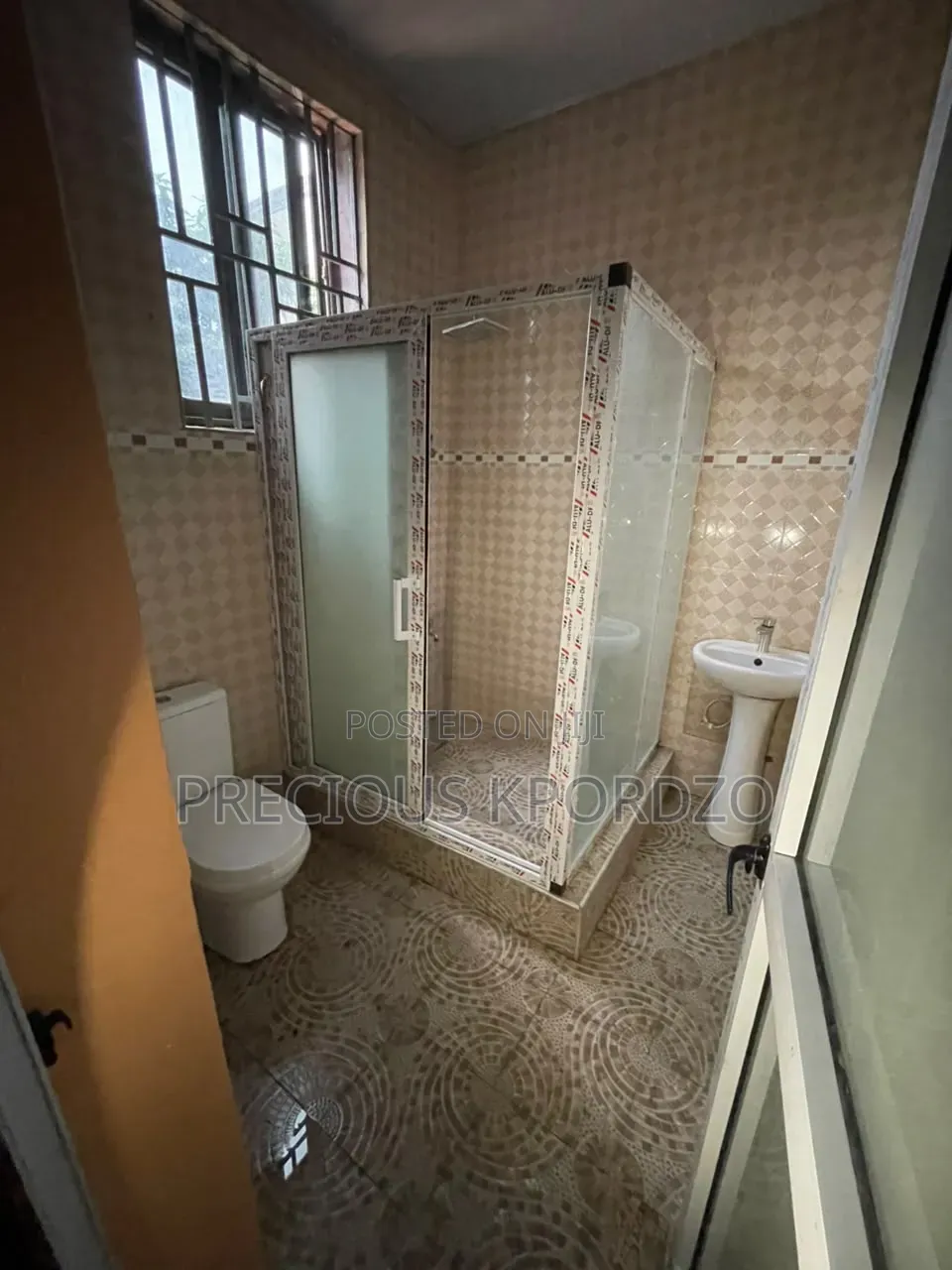 1bdrm Room & Parlour in Adenta Forster Home for rent