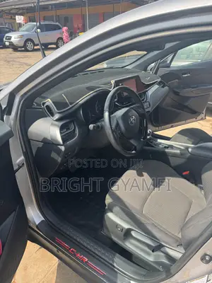 Toyota C-HR XLE FWD Sport Utility (2.0L 4cyl 2AM) 2018 Silver