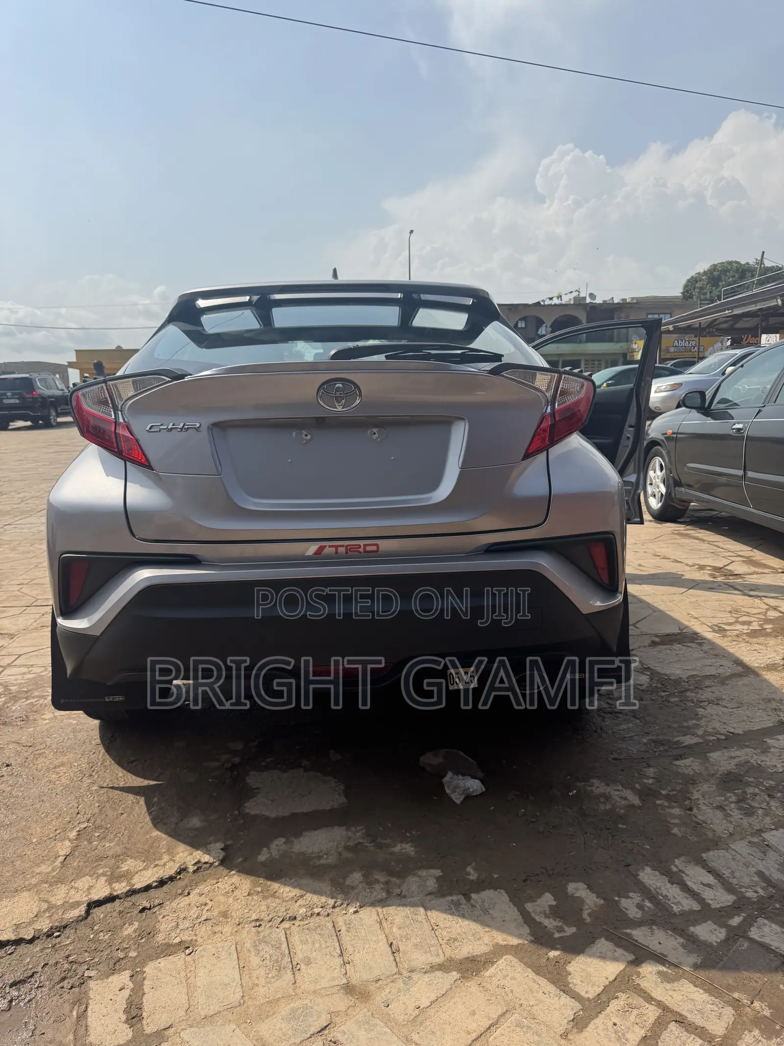 Toyota C-HR XLE FWD Sport Utility (2.0L 4cyl 2AM) 2018 Silver