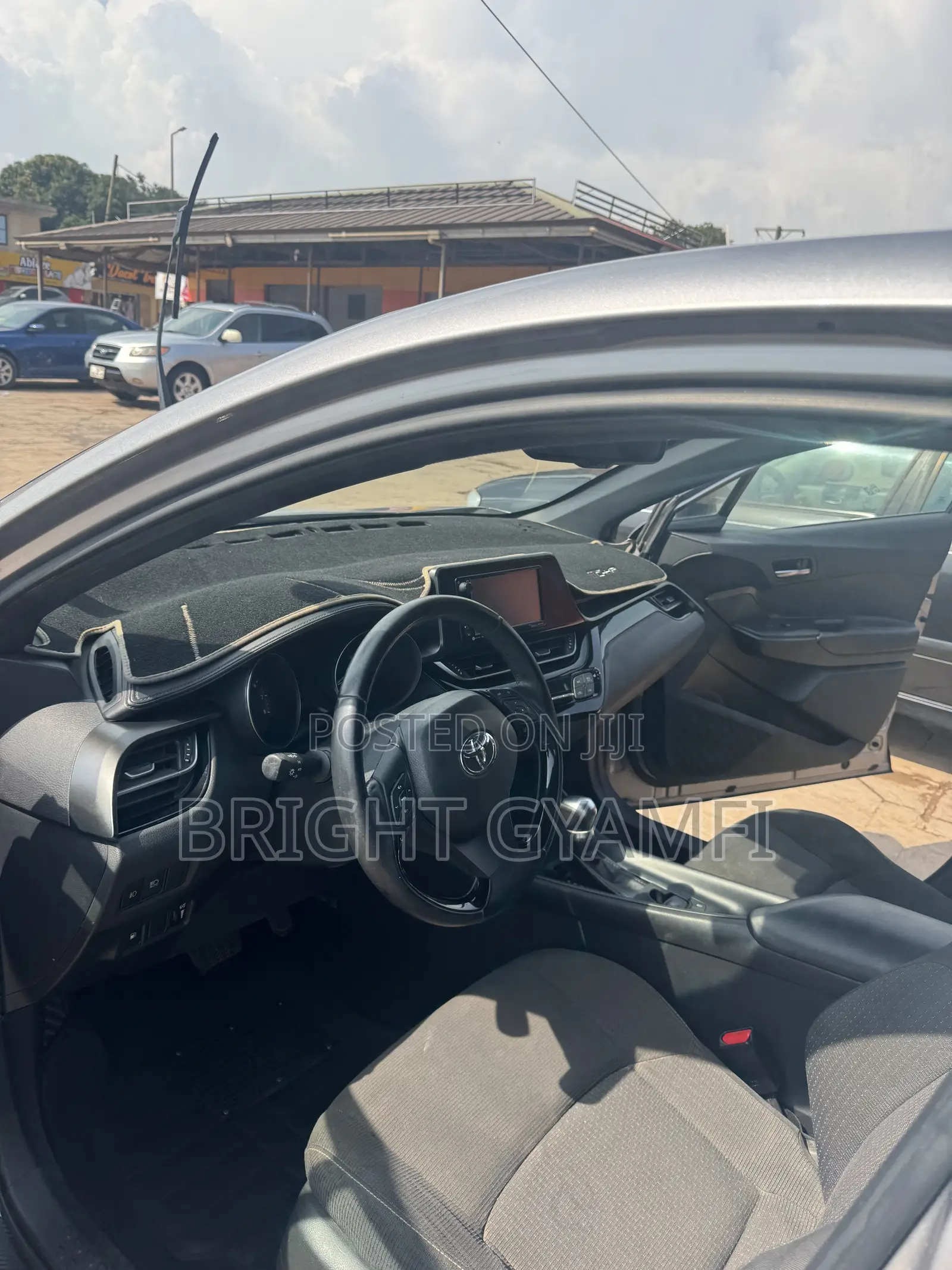 Toyota C-HR XLE FWD Sport Utility (2.0L 4cyl 2AM) 2018 Silver