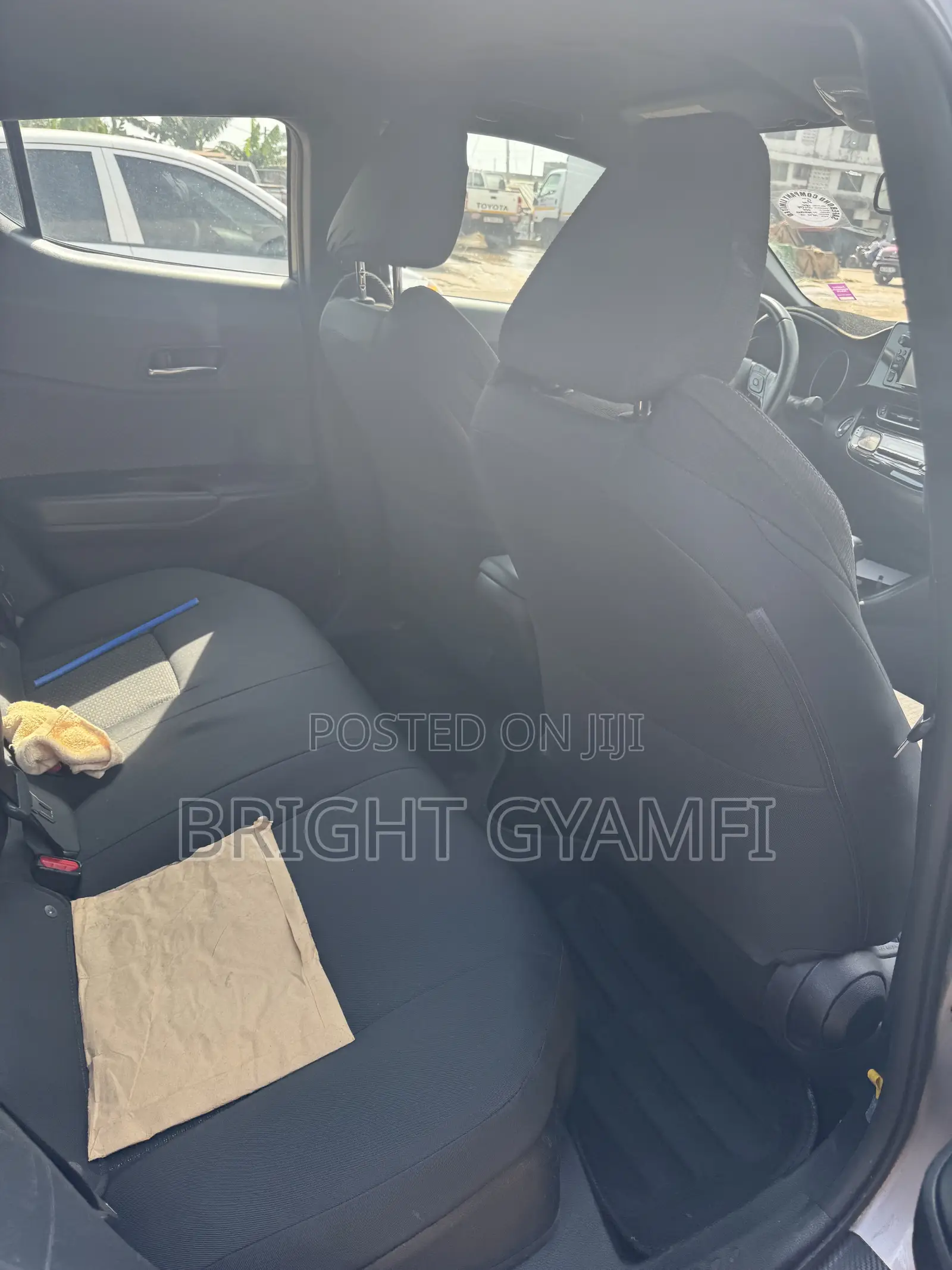 Toyota C-HR XLE FWD Sport Utility (2.0L 4cyl 2AM) 2018 Silver