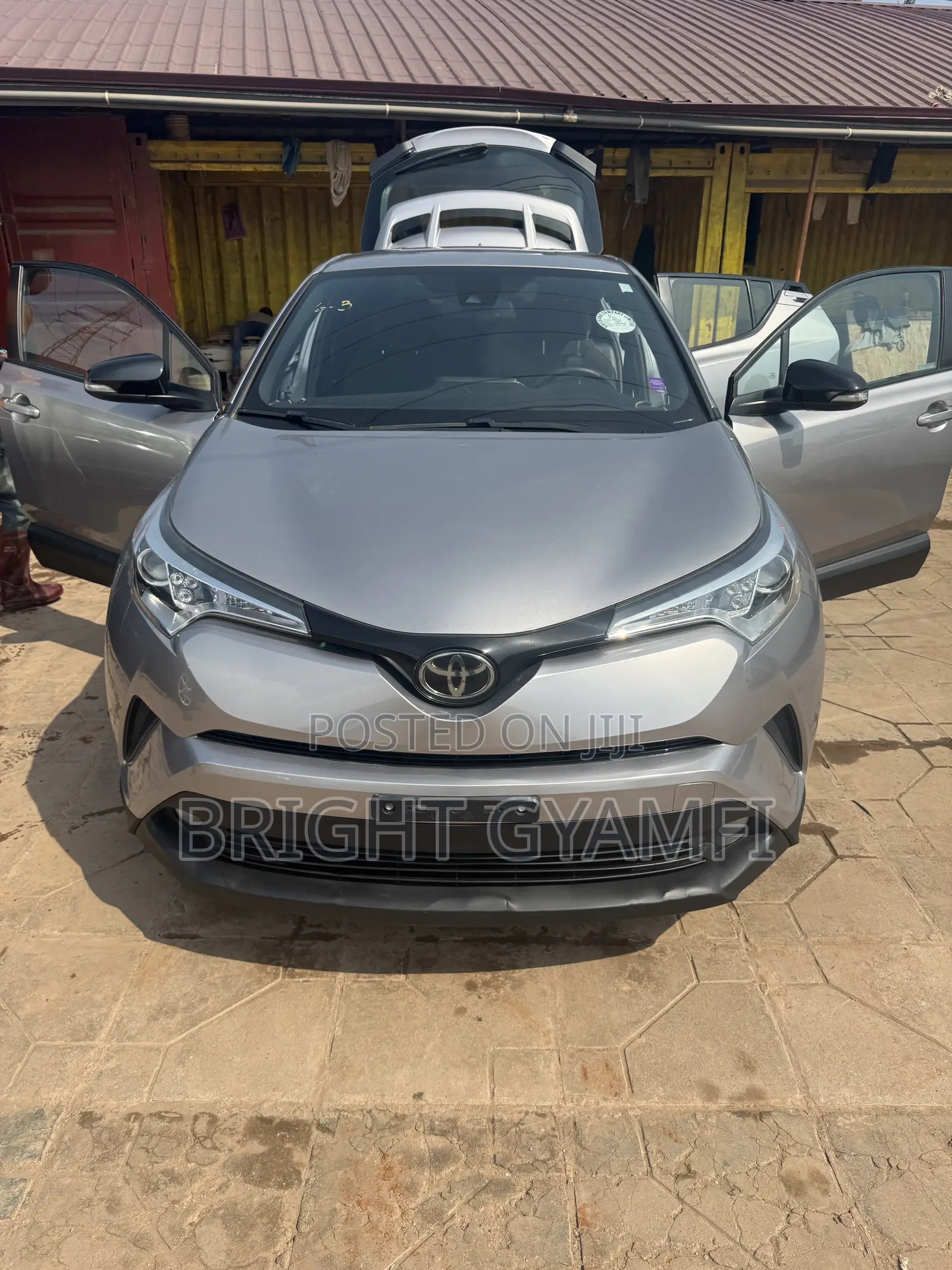Toyota C-HR XLE FWD Sport Utility (2.0L 4cyl 2AM) 2018 Silver