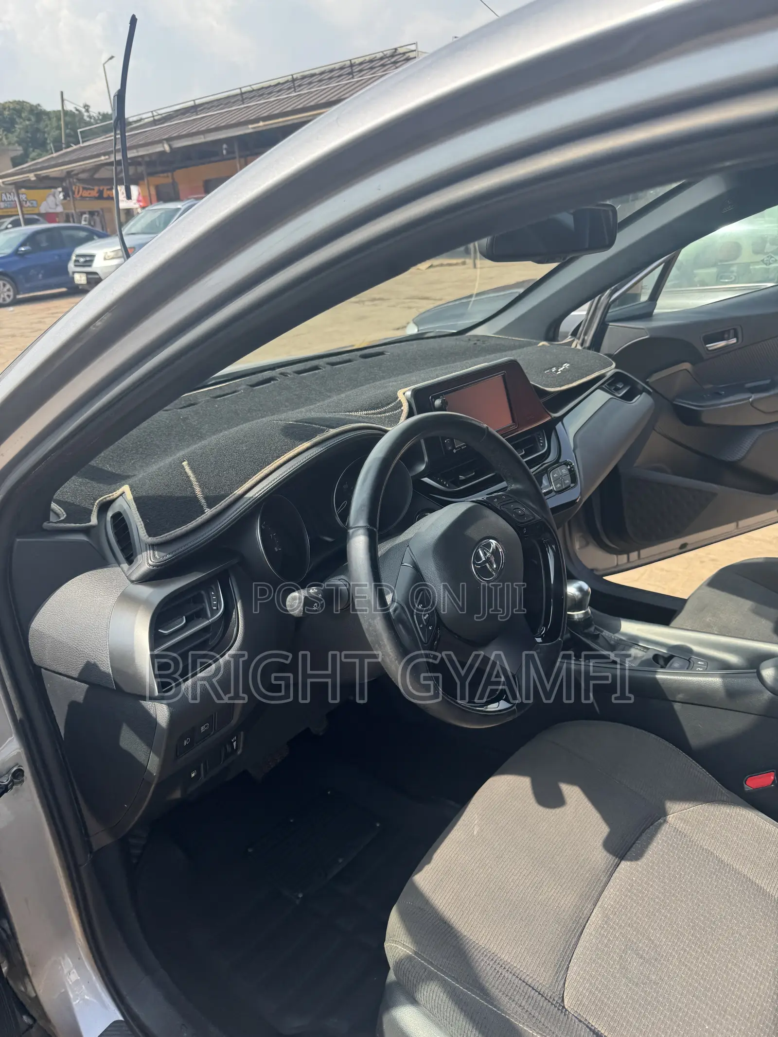 Toyota C-HR XLE FWD Sport Utility (2.0L 4cyl 2AM) 2018 Silver