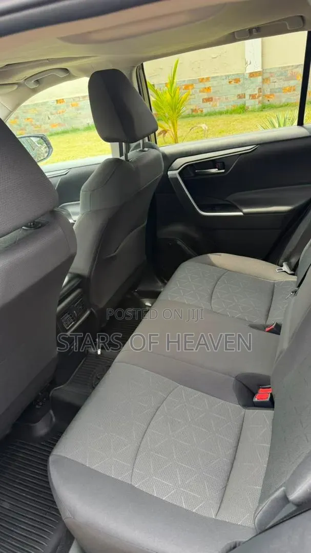 Toyota RAV4 XLE Premium AWD 2024 Gray