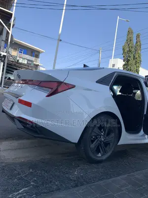 Hyundai Elantra Limited 2022 White