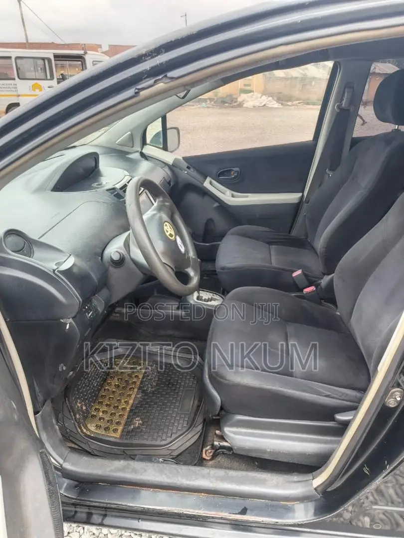 Toyota Vitz 1.3 AWD 5dr 2010 Black