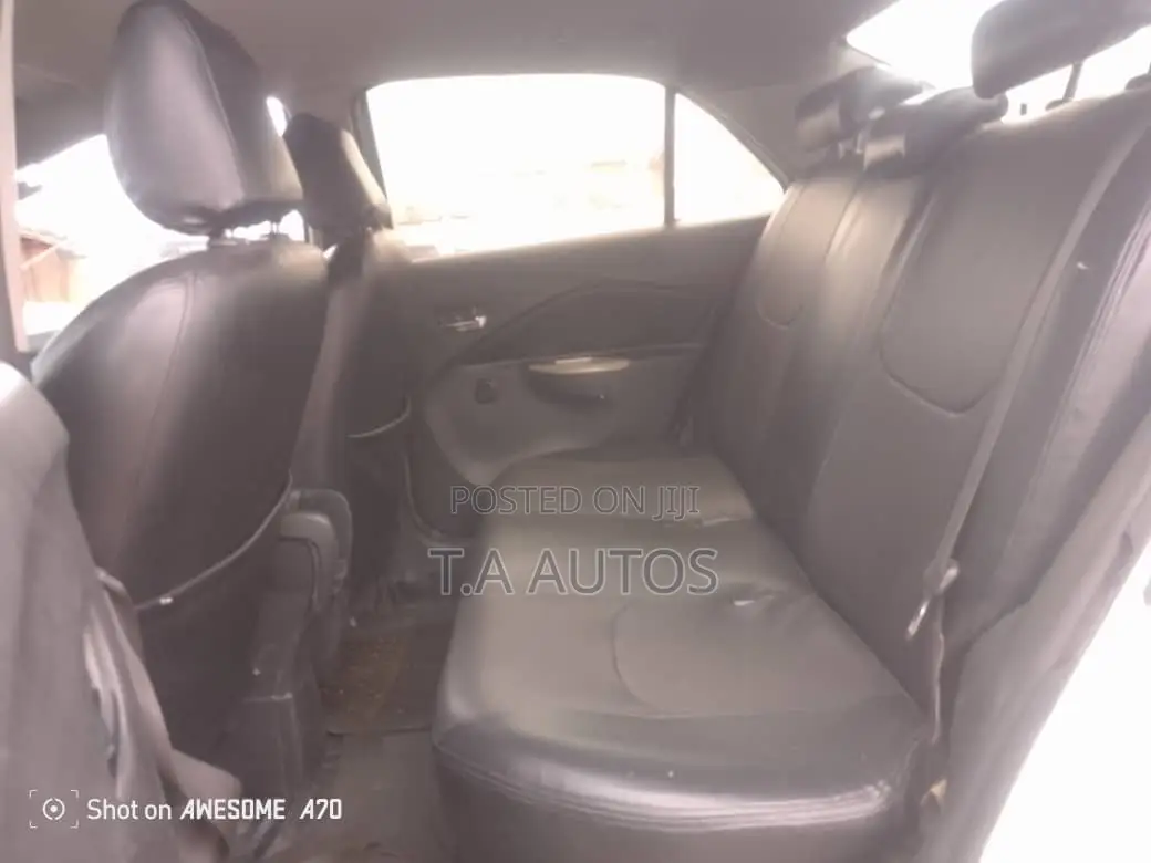 Toyota Yaris Base Sedan 4dr 2010 White