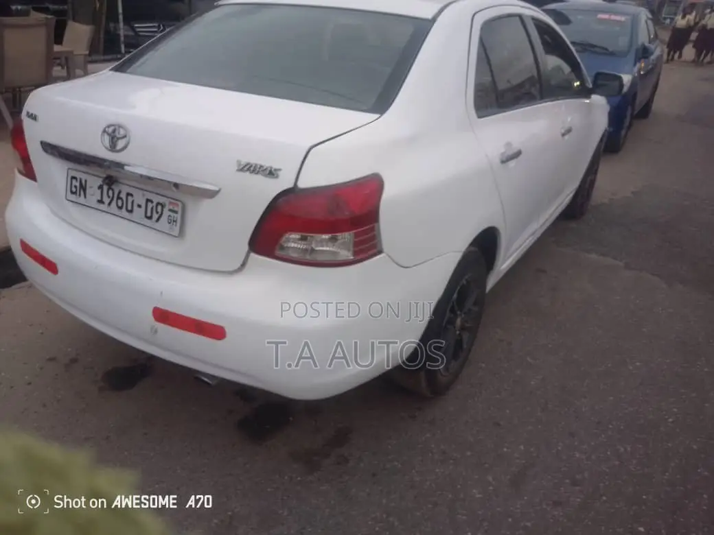 Toyota Yaris Base Sedan 4dr 2010 White