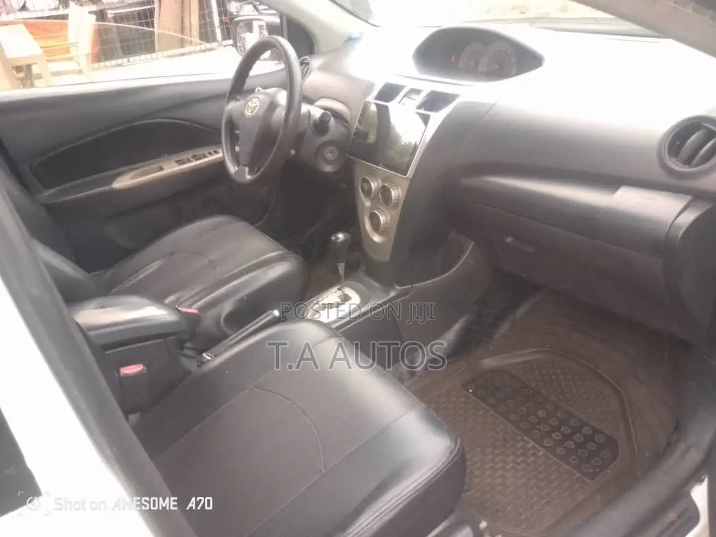 Toyota Yaris Base Sedan 4dr 2010 White