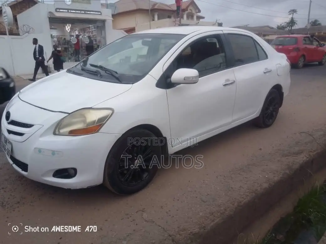 Toyota Yaris Base Sedan 4dr 2010 White