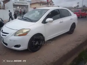 Toyota Yaris Base Sedan 4dr 2010 White